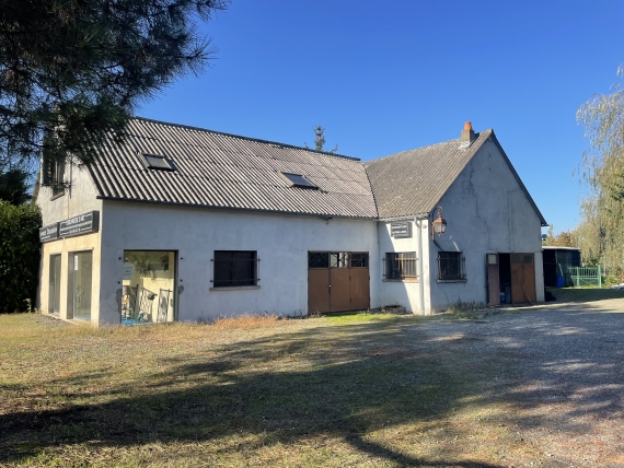 Neuvy. Bâtiment avec deux parcelles de terrain à bâtir.